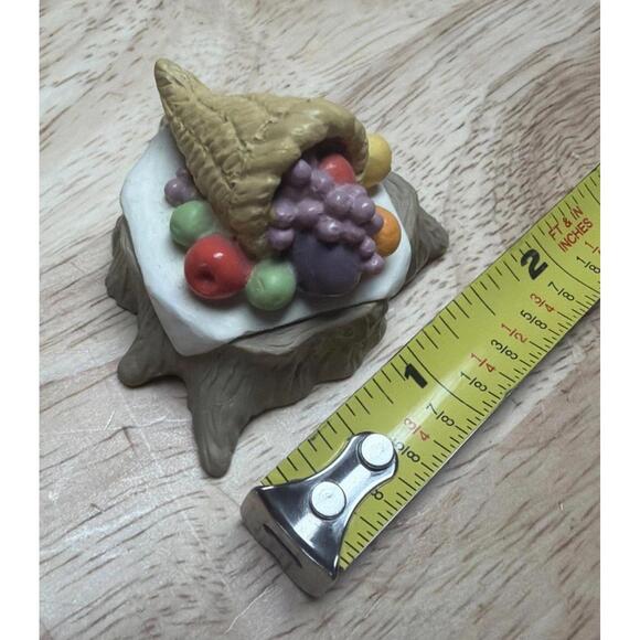1995 HALLMARK THANKSGIVING MERRY MINIATURE FEAST TABLE #QFM8167 Cornucopia - Picture 3 of 5